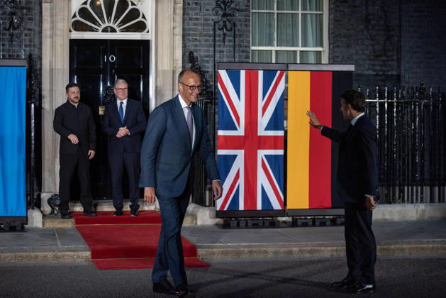 Starmer to host Zelenskyy and EU leaders in London, UK - 07 Jun 2026 French President, Emmanuel Macron (Front Right) waves good bye to the Ukrainian President Volodymyr Zelenskyy (Back Left) and the British Prime Minister, Keir Starmer (Back Right) while the German Chancellor, Friedrich Merz (Front Left) walks away after the meeting at the Downing Street in London. Prime Minister of the United Kingdom, Keir Starmer hosted the President of Ukraine, Volodymyr Zelenskyy, the President of France, Emmanuel Macron and Chancellor of Germany, Friedrich Merz for talks in Downing Street to discuss further supports for Ukraine ongoing war against Russia. London United Kingdom Copyright: xKrisztianxElekx xSOPAxImagesx SSS_20260607_ZELENSKYY_MEETING_0011005030