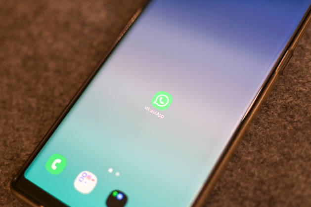 Das Logo des Messenger-Dienstes WhatsApp auf dem Display eines Smartphones. WhatsApp gehört zu den weltweit meistgenutzten Kommunikationsdiensten für Nachrichten, Sprach- und Videoanrufe. Bad Wörishofen Bayern Deutschland Copyright: xPhilippxMerkx