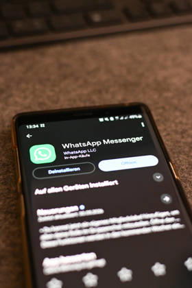 Das Logo des Messenger-Dienstes WhatsApp auf dem Display eines Smartphones. WhatsApp gehört zu den weltweit meistgenutzten Kommunikationsdiensten für Nachrichten, Sprach- und Videoanrufe. Bad Wörishofen Bayern Deutschland Copyright: xPhilippxMerkx