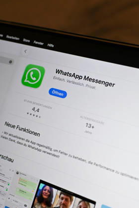 Das Logo des Messenger-Dienstes WhatsApp auf dem Display eines Macbook (Laptops). WhatsApp gehört zu den weltweit meistgenutzten Kommunikationsdiensten für Nachrichten, Sprach- und Videoanrufe. Bad Wörishofen Bayern Deutschland Copyright: xPhilippxMerkx