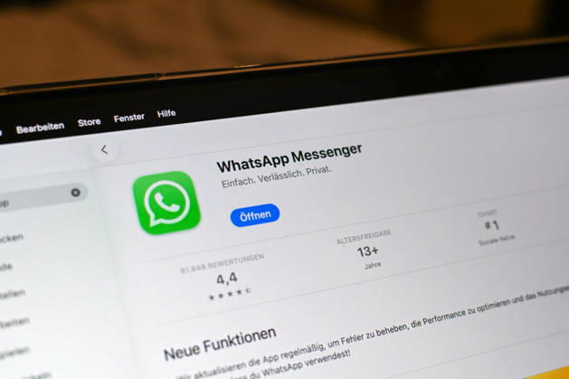 Das Logo des Messenger-Dienstes WhatsApp auf dem Display eines Macbook (Laptops). WhatsApp gehört zu den weltweit meistgenutzten Kommunikationsdiensten für Nachrichten, Sprach- und Videoanrufe. Bad Wörishofen Bayern Deutschland Copyright: xPhilippxMerkx