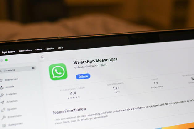 Das Logo des Messenger-Dienstes WhatsApp auf dem Display eines Macbook (Laptops). WhatsApp gehört zu den weltweit meistgenutzten Kommunikationsdiensten für Nachrichten, Sprach- und Videoanrufe. Bad Wörishofen Bayern Deutschland Copyright: xPhilippxMerkx