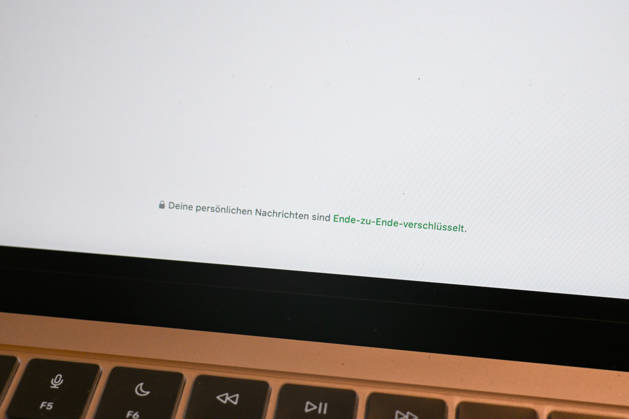 Das Logo des Messenger-Dienstes WhatsApp auf dem Display eines Macbook (Laptops). (Mit dem Hinweis Ende-zu-Ende) WhatsApp gehört zu den weltweit meistgenutzten Kommunikationsdiensten für Nachrichten, Sprach- und Videoanrufe. Bad Wörishofen Bayern Deutschland Copyright: xPhilippxMerkx
