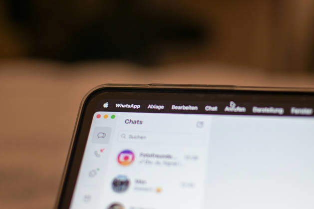 Das Logo des Messenger-Dienstes WhatsApp auf dem Display eines Macbook (Laptops). WhatsApp gehört zu den weltweit meistgenutzten Kommunikationsdiensten für Nachrichten, Sprach- und Videoanrufe. Bad Wörishofen Bayern Deutschland Copyright: xPhilippxMerkx