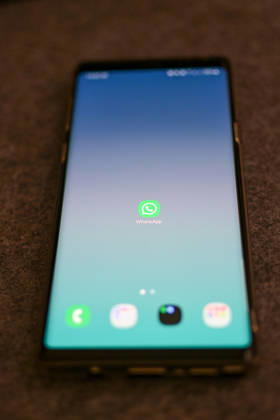 Das Logo des Messenger-Dienstes WhatsApp auf dem Display eines Smartphones. WhatsApp gehört zu den weltweit meistgenutzten Kommunikationsdiensten für Nachrichten, Sprach- und Videoanrufe. Bad Wörishofen Bayern Deutschland Copyright: xPhilippxMerkx
