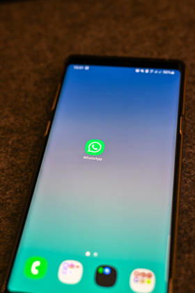 Das Logo des Messenger-Dienstes WhatsApp auf dem Display eines Smartphones. WhatsApp gehört zu den weltweit meistgenutzten Kommunikationsdiensten für Nachrichten, Sprach- und Videoanrufe. Bad Wörishofen Bayern Deutschland Copyright: xPhilippxMerkx