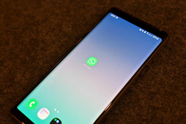 Das Logo des Messenger-Dienstes WhatsApp auf dem Display eines Smartphones. WhatsApp gehört zu den weltweit meistgenutzten Kommunikationsdiensten für Nachrichten, Sprach- und Videoanrufe. Bad Wörishofen Bayern Deutschland Copyright: xPhilippxMerkx