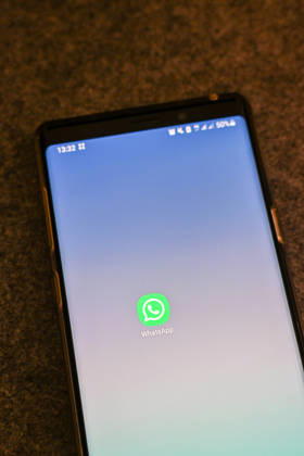 Das Logo des Messenger-Dienstes WhatsApp auf dem Display eines Smartphones. WhatsApp gehört zu den weltweit meistgenutzten Kommunikationsdiensten für Nachrichten, Sprach- und Videoanrufe. Bad Wörishofen Bayern Deutschland Copyright: xPhilippxMerkx
