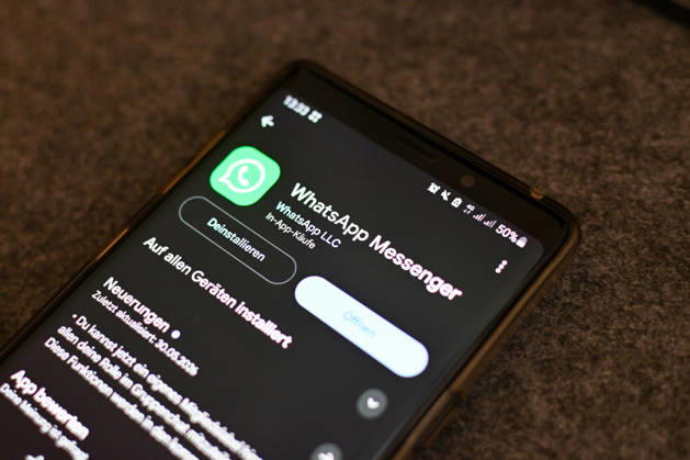Das Logo des Messenger-Dienstes WhatsApp auf dem Display eines Smartphones. WhatsApp gehört zu den weltweit meistgenutzten Kommunikationsdiensten für Nachrichten, Sprach- und Videoanrufe. Bad Wörishofen Bayern Deutschland Copyright: xPhilippxMerkx