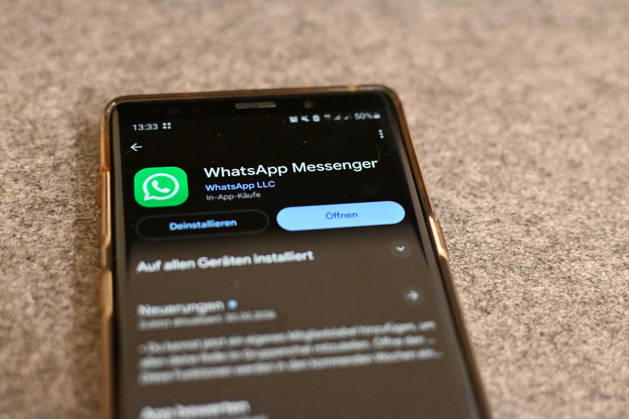 Das Logo des Messenger-Dienstes WhatsApp auf dem Display eines Smartphones. WhatsApp gehört zu den weltweit meistgenutzten Kommunikationsdiensten für Nachrichten, Sprach- und Videoanrufe. Bad Wörishofen Bayern Deutschland Copyright: xPhilippxMerkx