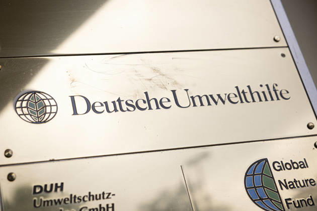 Fassadenschild der Deutschen Umwelthilfe e.V. (DUH) in Berlin (Foto vom 03.06.2026). Die Deutsche Umwelthilfe ist eine im Jahr 1975 gegruendete, politisch unabhaengige Umwelt- und Verbraucherschutzorganisation in Deutschland. EDITORIAL USE ONLY