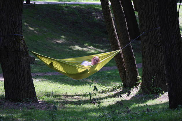 Summer in Kharkiv™s Sarzhyn Yar Park A girl relaxes in a hammock strung between two trees in Sarzhyn Yar Park on Sunday, Kharkiv, Ukraine, June 7, 2026. Despite the city™s proximity to the frontline and the constant threat of Russian attacks, locals and visitors spend summer weekends in Sarzhyn Yar Park, one of Kharkiv™s most popular places., Credit:Biacheslav Madiievskyi Ukrinform Avalon Ukraine, Kharkiv  Copyright: xBiacheslavxMadiievskyix xUkrinformx xAvalonx 1108911955