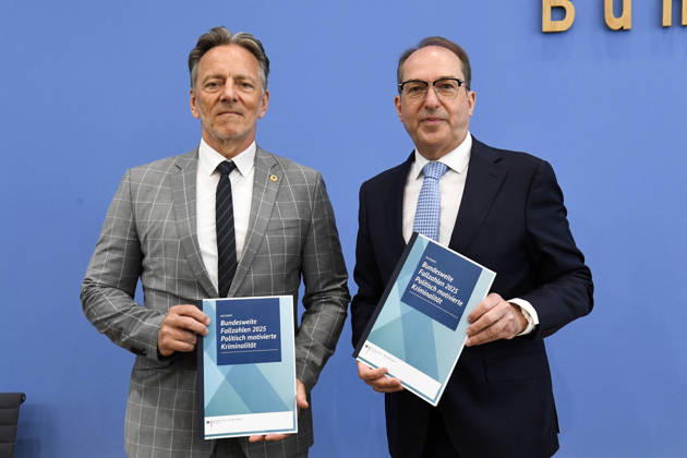 ABB BPK- Holger Münch Muench Praesident des Bundeskriminalamtes (BKA) Alexander Dobrindt Bundesminister des Innern CSU Politiker Vorstellung der Statistik politisch motivierter Kriminalität (PMK) 2025 auf der BPK Bundespressekonferenz am 09.06.2026 in Berlin Berlin Deutschland