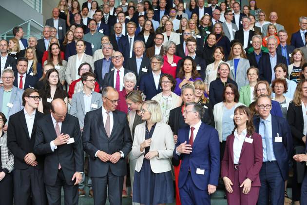 Berlin, Deutschland, 09.06.2026: Bundeskanzleramt: Preisverleihung startsocial2026 : Bundeskanzler Friedrich Merz (CDU) in Begleitung der Beauftragten der Bundesregierung für Ehrenamt und Sport Christiane Schenderlein (CDU) vor ausgezeichneten Personen Copyright: xdtsxNachrichtenagenturx dts_122169
