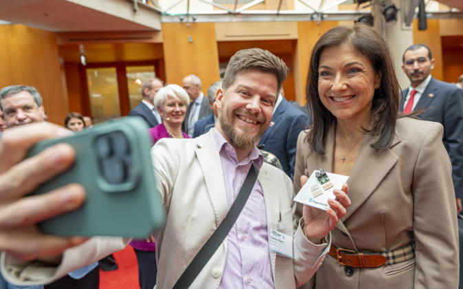 Katharina Reiche - Aviation Summit EUR, Deutschland, Berlin, 09.06.2026: Mitarbeiter des Fraunhofer Institut macht ein Selfi mit Katharina Reiche - Am Vortag der ILA26 treffen sich auf der Aviation Summit (BAS) Entscheider der internationalen Luftfahrt aus Politik, Industrie, Wissenschaft und Finanzen. Sie erörtern welche Fortschritte sind heute schon erreicht worden und welche Herausforderungen müssen noch gemeistert werden.