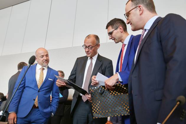 Berlin, Deutschland, 09.06.2026: Deutscher Bundestag: Unions-Fraktionssitzung: Bundeskanzler Friedrich Merz (CDU) bekommt vom CDU-Abgeordneten Sepp Müller (2.v.R.) eine Schallplatte, Alexander Müller (L) und Jens Spahn (R) schauen zu. Copyright: xdtsxNachrichtenagenturx dts_122211