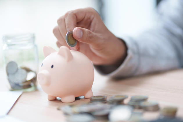 Geld sparen für die private Finanzplanung, Buchhaltung und Finanzplanung Coin saved in piggy bank for personal finance, budgeting, accounting, and money management. (License=RF) ,model released, Symbolfoto Copyright: xZoonar.com SirinarthxMekvorawuthx 25153516 ,model released, Symbolfoto ,property released