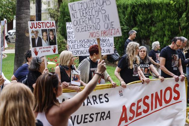 Dana victims associations gather in front of the Catarroja Courts Demonstrators during a rally in front of the Catarroja Courts, on June 10, 2026, in Catarroja, Valencia, Comunidad Valenciana Spain Representatives of the Associació de Víctimes de la DANA 29 d Octubre de 2024, of the Asociación de Víctimas Mortales Dana 29 O and of Damnificados por la DANA de l Horta Sud de Valencia have gathered today in front of the Courts of Catarroja where the First Vice-President of the Generalitat and Councilor of Social Services on October 29, 2024, Susana Camarero is summoned today as a witness 10 JUNE 2026 Espana  Copyright: xRoberxSolsonax 7585517