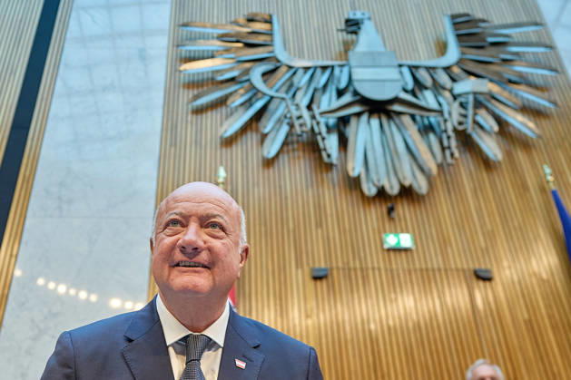 - Wien 09.06.2026 - Budgetrede Österreichisches Parlament - Der Nationalrat trat heute im Hohen Haus zu einer regluären Nationalratssitzung zusammen. Haupthema war die Budetrede des Finanzministers - PHOTO: Bundeskanzler Christian Stocker (ÖVP) auf der Regierungsbank kurz vor Beginn der Sitzung. Vienna (AUSTRIA) - Austrian Parliament National Council session - The National Council met today in Parliament for a regular National Council session. The topic of the plenary session was the Budget Speech by the Austrian Minister of Finance. Budget, Finanzen, Staatsfinanzen, Geld, Steuern, Ausgaben, Einnahmen, Regierung, echtes Dopelbudet 2027 28 , 2028, Schulden, Nationalratssitzung, Nationalrat SItzung Budgetrede