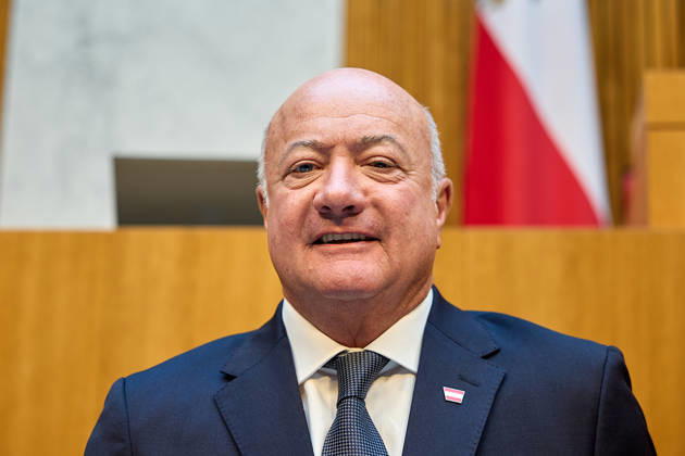 - Wien 09.06.2026 - Budgetrede Österreichisches Parlament - Der Nationalrat trat heute im Hohen Haus zu einer regluären Nationalratssitzung zusammen. Haupthema war die Budetrede des Finanzministers - PHOTO: Bundeskanzler Christian Stocker (ÖVP) auf der Regierungsbank kurz vor Beginn der Sitzung. Vienna (AUSTRIA) - Austrian Parliament National Council session - The National Council met today in Parliament for a regular National Council session. The topic of the plenary session was the Budget Speech by the Austrian Minister of Finance. Budget, Finanzen, Staatsfinanzen, Geld, Steuern, Ausgaben, Einnahmen, Regierung, echtes Dopelbudet 2027 28 , 2028, Schulden, Nationalratssitzung, Nationalrat SItzung Budgetrede