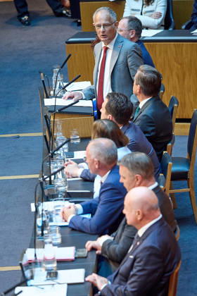 - Wien 09.06.2026 - Budgetrede Österreichisches Parlament - Der Nationalrat trat heute im Hohen Haus zu einer regluären Nationalratssitzung zusammen. Haupthema war die Budetrede des Finanzministers - PHOTO: Finanzminister Markus Marterbauer (SPÖ) auf der Regierungsbank im Plenarsaal bei seiner zweiten Budgetrede. Vienna (AUSTRIA) - Austrian Parliament National Council session - The National Council met today in Parliament for a regular National Council session. The topic of the plenary session was the Budget Speech by the Austrian Minister of Finance. Budget, Finanzen, Staatsfinanzen, Geld, Steuern, Ausgaben, Einnahmen, Regierung, echtes Dopelbudet 2027 28 , 2028, Schulden, Nationalratssitzung, Nationalrat SItzung Budgetrede