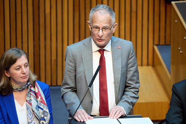- Wien 09.06.2026 - Budgetrede Österreichisches Parlament - Der Nationalrat trat heute im Hohen Haus zu einer regluären Nationalratssitzung zusammen. Haupthema war die Budetrede des Finanzministers - PHOTO: Finanzminister Markus Marterbauer (SPÖ) auf der Regierungsbank im Plenarsaal bei seiner zweiten Budgetrede. Vienna (AUSTRIA) - Austrian Parliament National Council session - The National Council met today in Parliament for a regular National Council session. The topic of the plenary session was the Budget Speech by the Austrian Minister of Finance. Budget, Finanzen, Staatsfinanzen, Geld, Steuern, Ausgaben, Einnahmen, Regierung, echtes Dopelbudet 2027 28 , 2028, Schulden, Nationalratssitzung, Nationalrat SItzung Budgetrede
