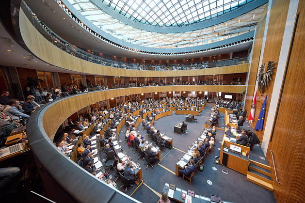 - Wien 09.06.2026 - Budgetrede Österreichisches Parlament - Der Nationalrat trat heute im Hohen Haus zu einer regluären Nationalratssitzung zusammen. Haupthema war die Budetrede des Finanzministers - PHOTO: Blick in den Plenarsaal während der Budgetrede. Vienna (AUSTRIA) - Austrian Parliament National Council session - The National Council met today in Parliament for a regular National Council session. The topic of the plenary session was the Budget Speech by the Austrian Minister of Finance. Budget, Finanzen, Staatsfinanzen, Geld, Steuern, Ausgaben, Einnahmen, Regierung, echtes Dopelbudet 2027 28 , 2028, Schulden, Nationalratssitzung, Nationalrat SItzung Budgetrede