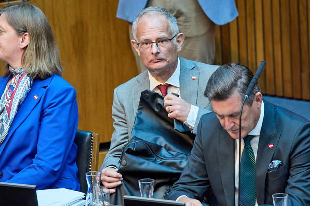 - Wien 09.06.2026 - Budgetrede Österreichisches Parlament - Der Nationalrat trat heute im Hohen Haus zu einer regluären Nationalratssitzung zusammen. Haupthema war die Budetrede des Finanzministers - PHOTO: Finanzminister Markus Marterbauer (SPÖ) im Plenarsaal nach seiner zweiten Budgetrede. Vienna (AUSTRIA) - Austrian Parliament National Council session - The National Council met today in Parliament for a regular National Council session. The topic of the plenary session was the Budget Speech by the Austrian Minister of Finance. Budget, Finanzen, Staatsfinanzen, Geld, Steuern, Ausgaben, Einnahmen, Regierung, echtes Dopelbudet 2027 28 , 2028, Schulden, Nationalratssitzung, Nationalrat SItzung Budgetrede