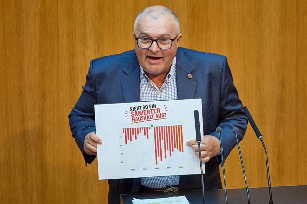 - Wien 09.06.2026 - Budgetrede Österreichisches Parlament - Der Nationalrat trat heute im Hohen Haus zu einer regluären Nationalratssitzung zusammen. Haupthema war die Budetrede des Finanzministers - PHOTO: Arnold Schiefer (FPÖ) sprach als erster nach dem Finanzminister. Vienna (AUSTRIA) - Austrian Parliament National Council session - The National Council met today in Parliament for a regular National Council session. The topic of the plenary session was the Budget Speech by the Austrian Minister of Finance. Budget, Finanzen, Staatsfinanzen, Geld, Steuern, Ausgaben, Einnahmen, Regierung, echtes Dopelbudet 2027 28 , 2028, Schulden, Nationalratssitzung, Nationalrat SItzung Budgetrede