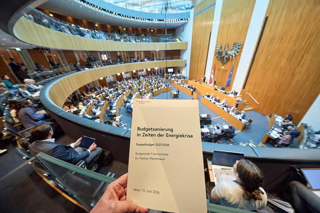 - Wien 09.06.2026 - Budgetrede Österreichisches Parlament - Der Nationalrat trat heute im Hohen Haus zu einer regluären Nationalratssitzung zusammen. Haupthema war die Budetrede des Finanzministers - PHOTO: Vienna (AUSTRIA) - Austrian Parliament National Council session - The National Council met today in Parliament for a regular National Council session. The topic of the plenary session was the Budget Speech by the Austrian Minister of Finance. Budget, Finanzen, Staatsfinanzen, Geld, Steuern, Ausgaben, Einnahmen, Regierung, echtes Dopelbudet 2027 28 , 2028, Schulden, Nationalratssitzung, Nationalrat SItzung Budgetrede