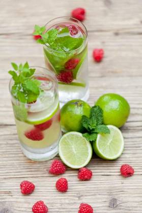 Summer soft drink lemonade with lime raspberry mint mineral water Copyright: xjuniartx Panthermedia69823648.jpg