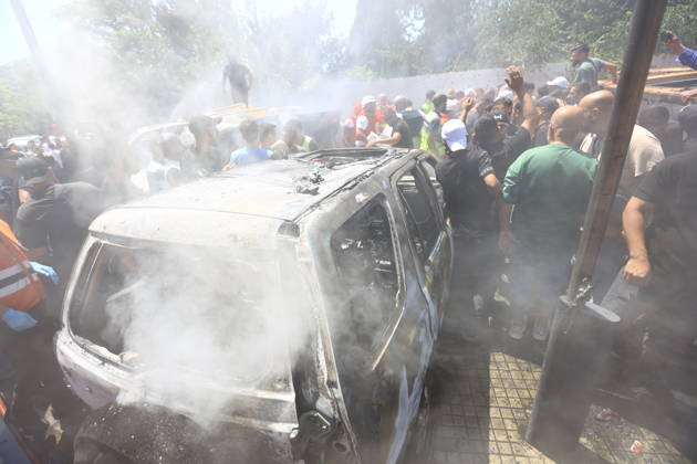 Israeli strikes target southern Lebanon despite ceasefire SIDON, LEBANON - JUNE 10: People gather around a vehicle targeted in an Israeli airstrike in the city of Sidon, Lebanon on June 10, 2026. Israeli forces carried out airstrikes on areas in southern Lebanon despite the ceasefire, with a vehicle targeted in Sidon. Mohammad Abushama Anadolu Sidon Lebanon. Editorial use only. Please get in touch for any other usage. Copyright: x2026xAnadoluxMohammadxAbushamax