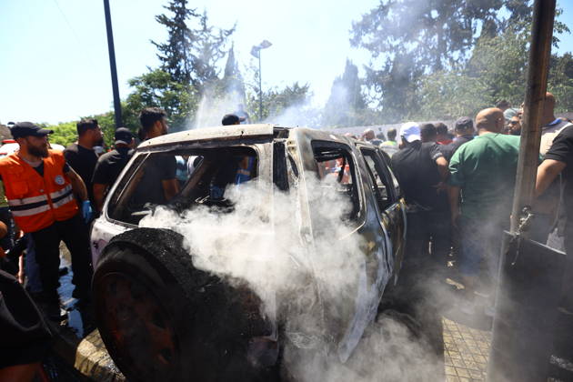 Israeli strikes target southern Lebanon despite ceasefire SIDON, LEBANON - JUNE 10: People gather around a vehicle targeted in an Israeli airstrike in the city of Sidon, Lebanon on June 10, 2026. Israeli forces carried out airstrikes on areas in southern Lebanon despite the ceasefire, with a vehicle targeted in Sidon. Mohammad Abushama Anadolu Sidon Lebanon. Editorial use only. Please get in touch for any other usage. Copyright: x2026xAnadoluxMohammadxAbushamax