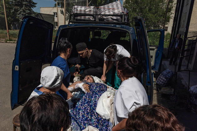 Aftermath of a Russian attack in Ukraine DRUZHKIVKA, UKRAINE - JUNE 10: Doctors and volunteers evacuate injured civilians from a hospital following Russian attacks in Druzhkivka, Ukraine, on June 10, 2026. Diego Herrera Carcedo Anadolu Donetsk Oblast Ukraine. Editorial use only. Please get in touch for any other usage.  Copyright: x2026xAnadoluxDiegoxHerreraxCarcedox