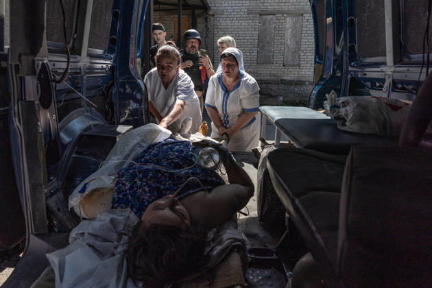 Aftermath of a Russian attack in Ukraine DRUZHKIVKA, UKRAINE - JUNE 10: Doctors and volunteers evacuate injured civilians from a hospital following Russian attacks in Druzhkivka, Ukraine, on June 10, 2026. Diego Herrera Carcedo Anadolu Donetsk Oblast Ukraine. Editorial use only. Please get in touch for any other usage.  Copyright: x2026xAnadoluxDiegoxHerreraxCarcedox