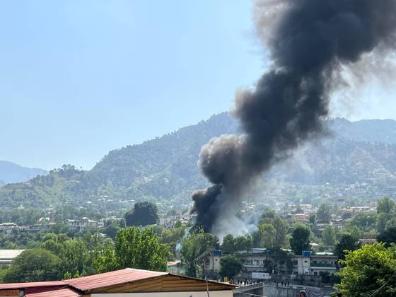 News Bilder des Tages Pakistani army says chopper crashes in Muzaffarabad, all personnel dead MUZAFFARABAD, PAKISTANI-ADMINISTRATED KASMIR - JUNE 10: Smoke rises from the spot where a Pakistani Army Mi-17 helicopter crashed during take-off due to a reported technical fault, the military said, near Muzaffarabad, the capital of Pakistani-administered Kashmir on June 10, 2026. According to the Inter-Services Public Relations (ISPR), all personnel on board were killed in the accident, with no survivors. Naseer Hamed Anadolu Muzaffarabad Pakistan. Editorial use only. Please get in touch for any other usage.  Copyright: x2026xAnadoluxNaseerxHamedx