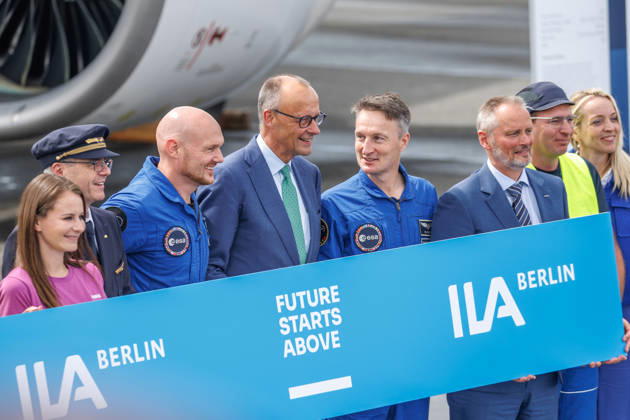 News Bilder des Tages Eröffnungsrundgang auf der ILA Bundeskanzler Friedrich Merz (CDU), Alexander Gerst und Matthias Maurer bei einem Eröffnungsrundgang auf der ILA in Berlin-Brandenburg am 10.06.2026. Berlin Deutschland