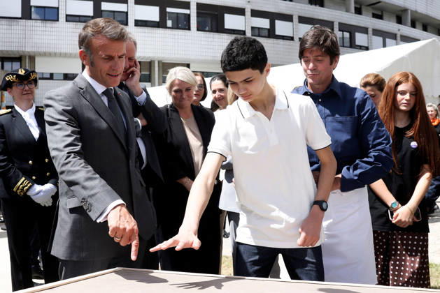 Emmanuel Macron and Brigitte Macron Visit the Robert-Debre Hospital - Paris French President Emmanuel Macron attends a handprint event during the foundation stone laying ceremony for the Child Brain Institute (ICE - Institut Robert-Debre du Cerveau de l’Enfant) at the Robert-Debre Hospital in Paris on June 10, 2026. Photo by Stephane Lemouton Pool ABACAPRESS.COM Paris France  Copyright: xLemoutonxStephane Pool ABACAx