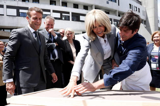 News Bilder des Tages Emmanuel Macron and Brigitte Macron Visit the Robert-Debre Hospital - Paris French President Emmanuel Macron and his wife Brigitte Macron attend a handprint event during the foundation stone laying ceremony for the Child Brain Institute (ICE - Institut Robert-Debre du Cerveau de l’Enfant) at the Robert-Debre Hospital in Paris on June 10, 2026. Photo by Stephane Lemouton Pool ABACAPRESS.COM Paris France  Copyright: xLemoutonxStephane Pool ABACAx