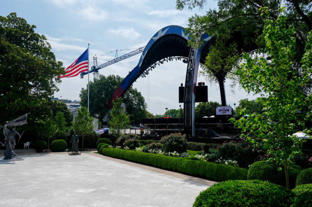 Workers Construct a UFC Fighting Ring - Washington Workers construct a UFC fighting ring ahead of a planned Ultimate Fighting Championship (UFC) fight on the South Lawn of the White House in Washington, DC, US, on Wednesday, June 10, 2026. The mixed Ultimate Fighting Championship event on White House grounds planned for June 14 violates National Park Service environmental review regulations, two Virginia residents allege in a lawsuit challenging it. Photo by Aaron Schwartz Pool ABACAPRESS.COM  Copyright: xPool ABACAx