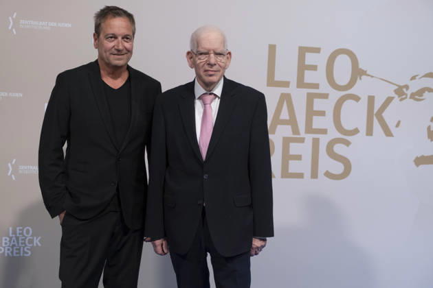 Verleihung des Leo Baeck-Preises 2026 durch den Zentralrat der Juden in Deutschland am Mittwoch (10.06.2026) in Berlin an den Kabarettisten Dieter Nuhr. (Foto v.l.: Dieter Nuhr und Josef Schuster, Praesident des Zentralrats der Juden in Deutschland) Mit dem Preis soll Nuhrs Einsatz gegen Antisemitismus in der Medienlandschaft gewuerdigt werden, begruendete der Zentralrat die Preistraegerwahl. Seit 1957 werden mit dem Leo-Baeck-Preis Persoenlichkeiten geehrt, die sich nach Ansicht des Zentralrats in herausragender Weise um die juedische Gemeinschaft verdient gemacht haben. (Siehe epd-Meldung vom 10.06.2026) EDITORIAL USE ONLY