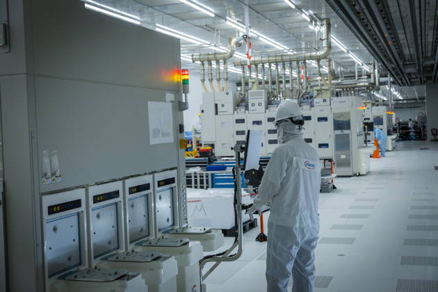 Infineon Technologies AG in Dresden Reinraum der neuen Smart Power Fab der Infineon Technologies AG in Dresden am 10. Juni. Am 2. Juli wird die Smart Power Fab feierlich eröffnet. Das neue Werk ist mit einem Investitionsvolumen von fünf Milliarden Euro die größte Einzelinvestition in der Geschichte von Infineon und eines der größten Investitionsprojekte in Deutschland. Anlage für das chemisch-mechanische Polieren von 300 mm Wafern in der neuen Smart Power Fab der Infineon Technologies AG in Dresden Dresden Sachsen Deutschland