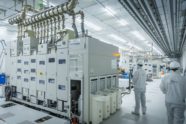Infineon Technologies AG in Dresden Reinraum der neuen Smart Power Fab der Infineon Technologies AG in Dresden am 10. Juni. Am 2. Juli wird die Smart Power Fab feierlich eröffnet. Das neue Werk ist mit einem Investitionsvolumen von fünf Milliarden Euro die größte Einzelinvestition in der Geschichte von Infineon und eines der größten Investitionsprojekte in Deutschland. Anlage für das chemisch-mechanische Polieren von 300 mm Wafern in der neuen Smart Power Fab der Infineon Technologies AG in Dresden Dresden Sachsen Deutschland