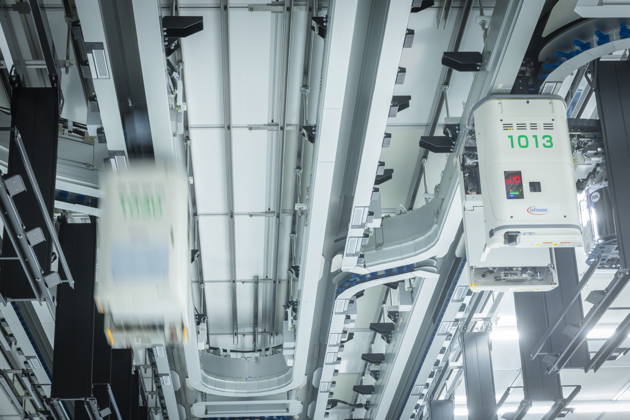 Infineon Technologies AG in Dresden Reinraum der neuen Smart Power Fab der Infineon Technologies AG in Dresden am 10. Juni. Am 2. Juli wird die Smart Power Fab feierlich eröffnet. Das neue Werk ist mit einem Investitionsvolumen von fünf Milliarden Euro die größte Einzelinvestition in der Geschichte von Infineon und eines der größten Investitionsprojekte in Deutschland. Transport- und Lagerbehälter für 300 mm Wafer mit Frontöffnung in der neuen Smart Power Fab der Infineon Technologies AG in Dresden (FOUP, Front Opening Unified Pod) Dresden Sachsen Deutschland