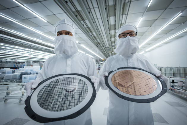 Infineon Technologies AG in Dresden Reinraum der neuen Smart Power Fab der Infineon Technologies AG in Dresden am 10. Juni. Am 2. Juli wird die Smart Power Fab feierlich eröffnet. Das neue Werk ist mit einem Investitionsvolumen von fünf Milliarden Euro die größte Einzelinvestition in der Geschichte von Infineon und eines der größten Investitionsprojekte in Deutschland. Infineon Mitarbeiter mit 300 mm Wafern in der neuen Smart Power Fab der Infineon Technologies AG in Dresden Dresden Sachsen Deutschland