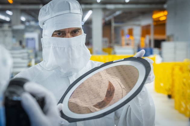 Infineon Technologies AG in Dresden Reinraum der neuen Smart Power Fab der Infineon Technologies AG in Dresden am 10. Juni. Am 2. Juli wird die Smart Power Fab feierlich eröffnet. Das neue Werk ist mit einem Investitionsvolumen von fünf Milliarden Euro die größte Einzelinvestition in der Geschichte von Infineon und eines der größten Investitionsprojekte in Deutschland. Infineon Mitarbeiter mit 300 mm Wafern in der neuen Smart Power Fab der Infineon Technologies AG in Dresden Dresden Sachsen Deutschland