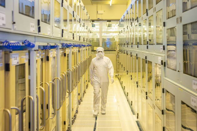 Infineon Technologies AG in Dresden Reinraum der neuen Smart Power Fab der Infineon Technologies AG in Dresden am 10. Juni. Am 2. Juli wird die Smart Power Fab feierlich eröffnet. Das neue Werk ist mit einem Investitionsvolumen von fünf Milliarden Euro die größte Einzelinvestition in der Geschichte von Infineon und eines der größten Investitionsprojekte in Deutschland. 300 mm Waferfertigung am Standort Dresden der Infineon Technologies AG Dresden Sachsen Deutschland