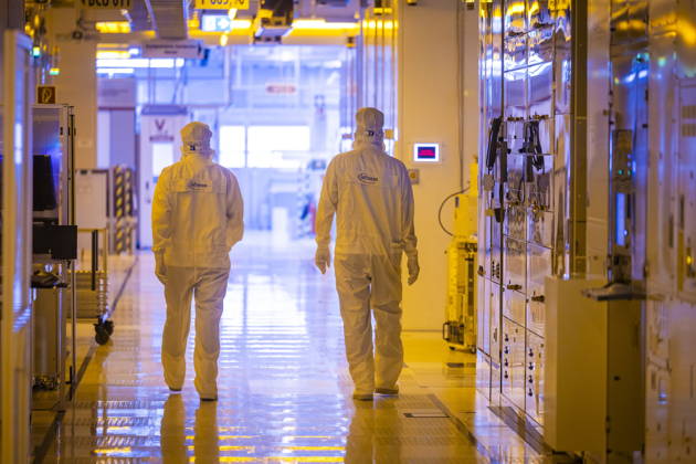 Infineon Technologies AG in Dresden Reinraum der neuen Smart Power Fab der Infineon Technologies AG in Dresden am 10. Juni. Am 2. Juli wird die Smart Power Fab feierlich eröffnet. Das neue Werk ist mit einem Investitionsvolumen von fünf Milliarden Euro die größte Einzelinvestition in der Geschichte von Infineon und eines der größten Investitionsprojekte in Deutschland. 300 mm Waferfertigung am Standort Dresden der Infineon Technologies AG Dresden Sachsen Deutschland