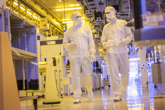 Infineon Technologies AG in Dresden Reinraum der neuen Smart Power Fab der Infineon Technologies AG in Dresden am 10. Juni. Am 2. Juli wird die Smart Power Fab feierlich eröffnet. Das neue Werk ist mit einem Investitionsvolumen von fünf Milliarden Euro die größte Einzelinvestition in der Geschichte von Infineon und eines der größten Investitionsprojekte in Deutschland. 300 mm Waferfertigung am Standort Dresden der Infineon Technologies AG Dresden Sachsen Deutschland