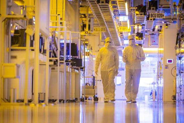 Infineon Technologies AG in Dresden Reinraum der neuen Smart Power Fab der Infineon Technologies AG in Dresden am 10. Juni. Am 2. Juli wird die Smart Power Fab feierlich eröffnet. Das neue Werk ist mit einem Investitionsvolumen von fünf Milliarden Euro die größte Einzelinvestition in der Geschichte von Infineon und eines der größten Investitionsprojekte in Deutschland. 300 mm Waferfertigung am Standort Dresden der Infineon Technologies AG Dresden Sachsen Deutschland